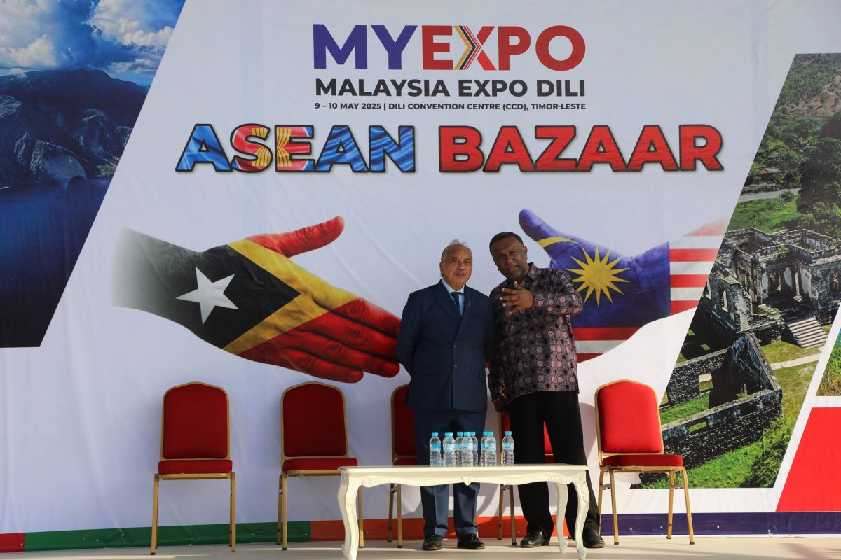 Exselensia Vise - Primeiru Ministru no Ministru Koordenadór ba Assuntu Ekonómiku, Ministru Turizmu no Ambiente, Dato’ Seri Francisco Kalbuadi Lay akompaña husi Vise-Ministra ba Asuntus ASEAN, Milena Maria da Costa Rangel halo abertura ba 𝐀𝐒𝐄𝐀𝐍 𝐁𝐀𝐙𝐀𝐀𝐑 ne’ebé organiza husi embaixada Malazia nian iha Centro de Convenções de Dili (CCD) iha loron Sesta to’o Sábado, 10 Maio 2025. 𝐀𝐒𝐄𝐀𝐍 𝐁𝐀𝐙𝐀𝐀𝐑 iha aprezentasaun kulinaria husi nasaun membru ASEAN nian iha áreador liur CCD nian no iha salaun CCD nia laran expozisaun ensino superior sira husi Malazia nian ne’ebé nu’udar pasu positivu ida ba Timoroan sira oinsa bele hatene klean liu-tan universidade hirak ne’e bainhira hakarak kontinua estudu ensino superior iha Malazia.