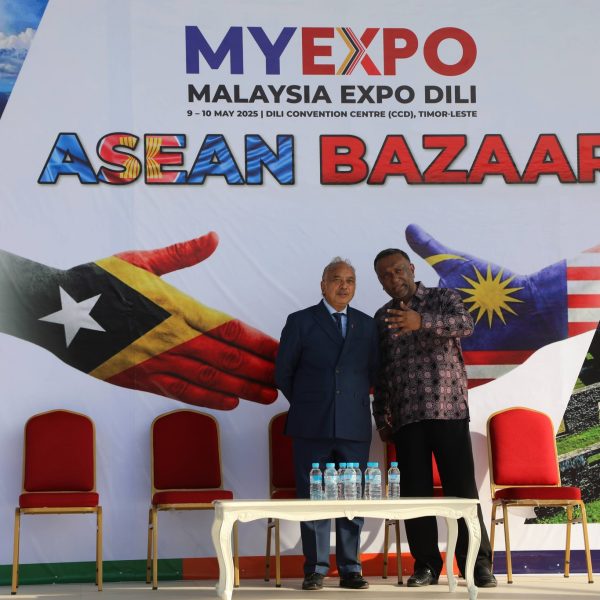 Exselensia Vise - Primeiru Ministru no Ministru Koordenadór ba Assuntu Ekonómiku, Ministru Turizmu no Ambiente, Dato’ Seri Francisco Kalbuadi Lay akompaña husi Vise-Ministra ba Asuntus ASEAN, Milena Maria da Costa Rangel halo abertura ba 𝐀𝐒𝐄𝐀𝐍 𝐁𝐀𝐙𝐀𝐀𝐑 ne’ebé organiza husi embaixada Malazia nian iha Centro de Convenções de Dili (CCD) iha loron Sesta to’o Sábado, 10 Maio 2025. 𝐀𝐒𝐄𝐀𝐍 𝐁𝐀𝐙𝐀𝐀𝐑 iha aprezentasaun kulinaria husi nasaun membru ASEAN nian iha áreador liur CCD nian no iha salaun CCD nia laran expozisaun ensino superior sira husi Malazia nian ne’ebé nu’udar pasu positivu ida ba Timoroan sira oinsa bele hatene klean liu-tan universidade hirak ne’e bainhira hakarak kontinua estudu ensino superior iha Malazia.